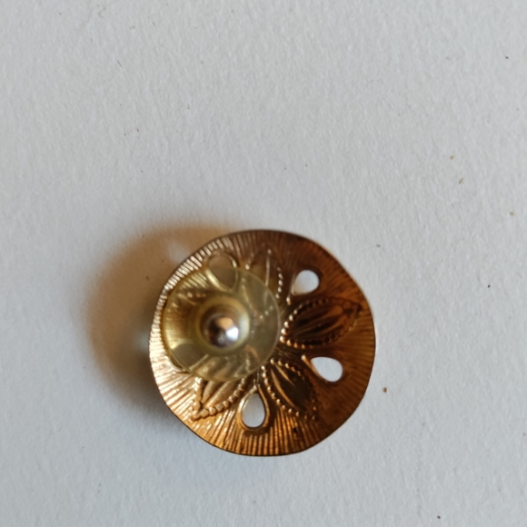 Sand Dollar Trifari-like Stud Earrings - Picture 3 of 5